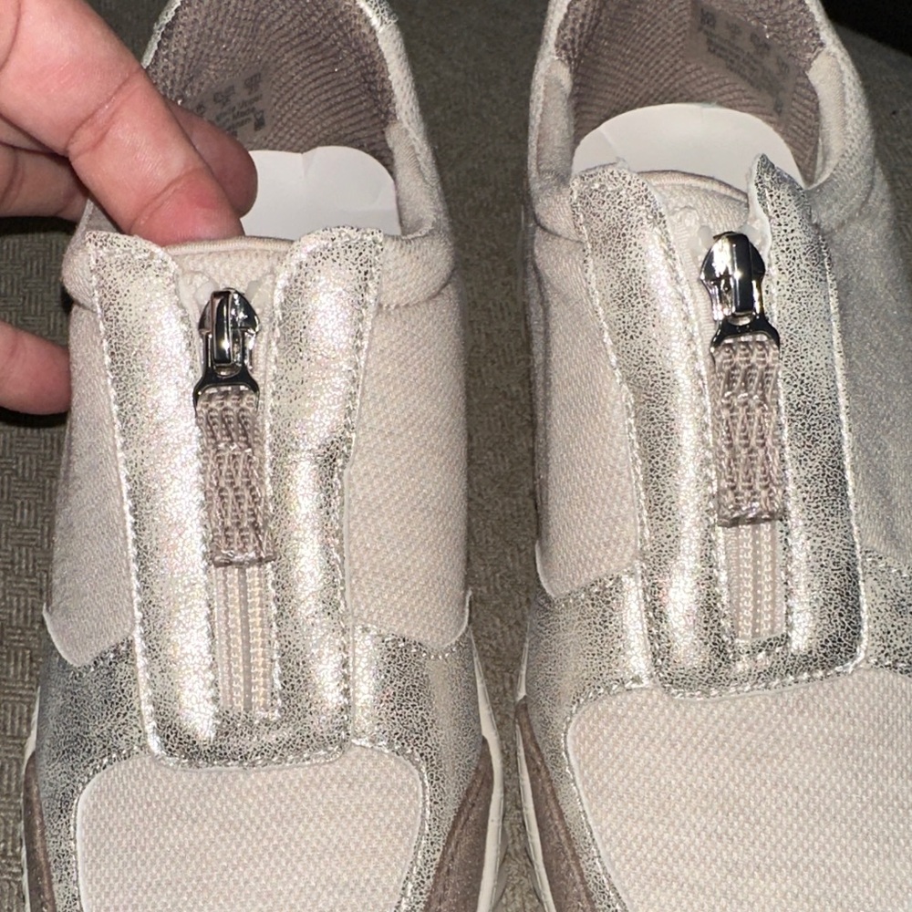 Bzees Women's Athletic Shoes in Cream and Silver NWOT - Picture 2 of 7
